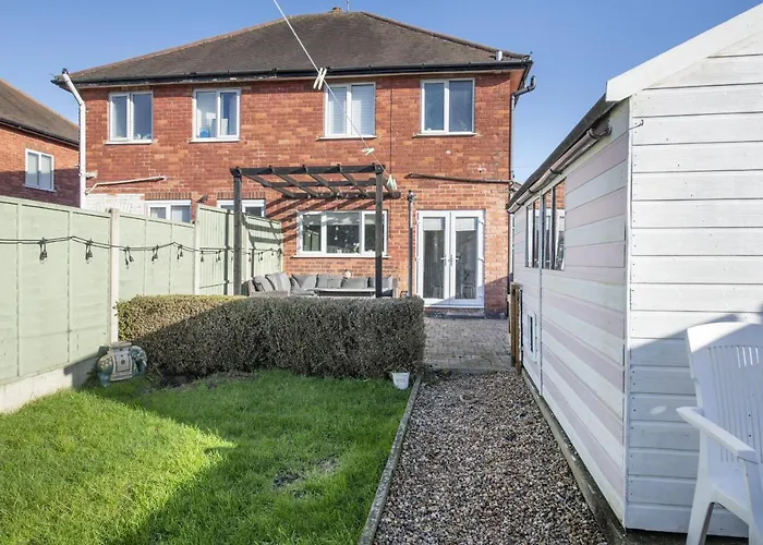 Lovely 2 Bedroom House With Parking