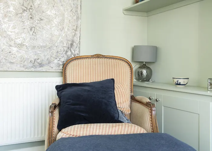 Lovely 2 Bedroom House With Parking