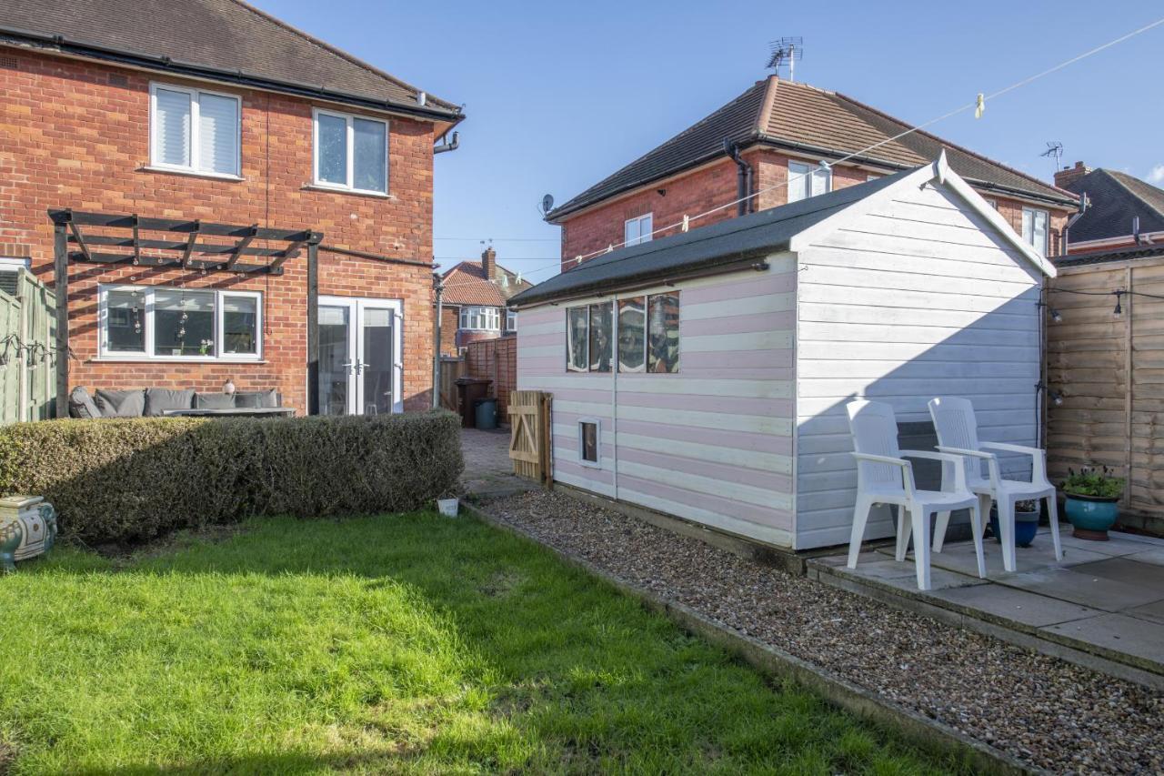 Lovely 2 Bedroom House With Parking Holiday home Loughborough